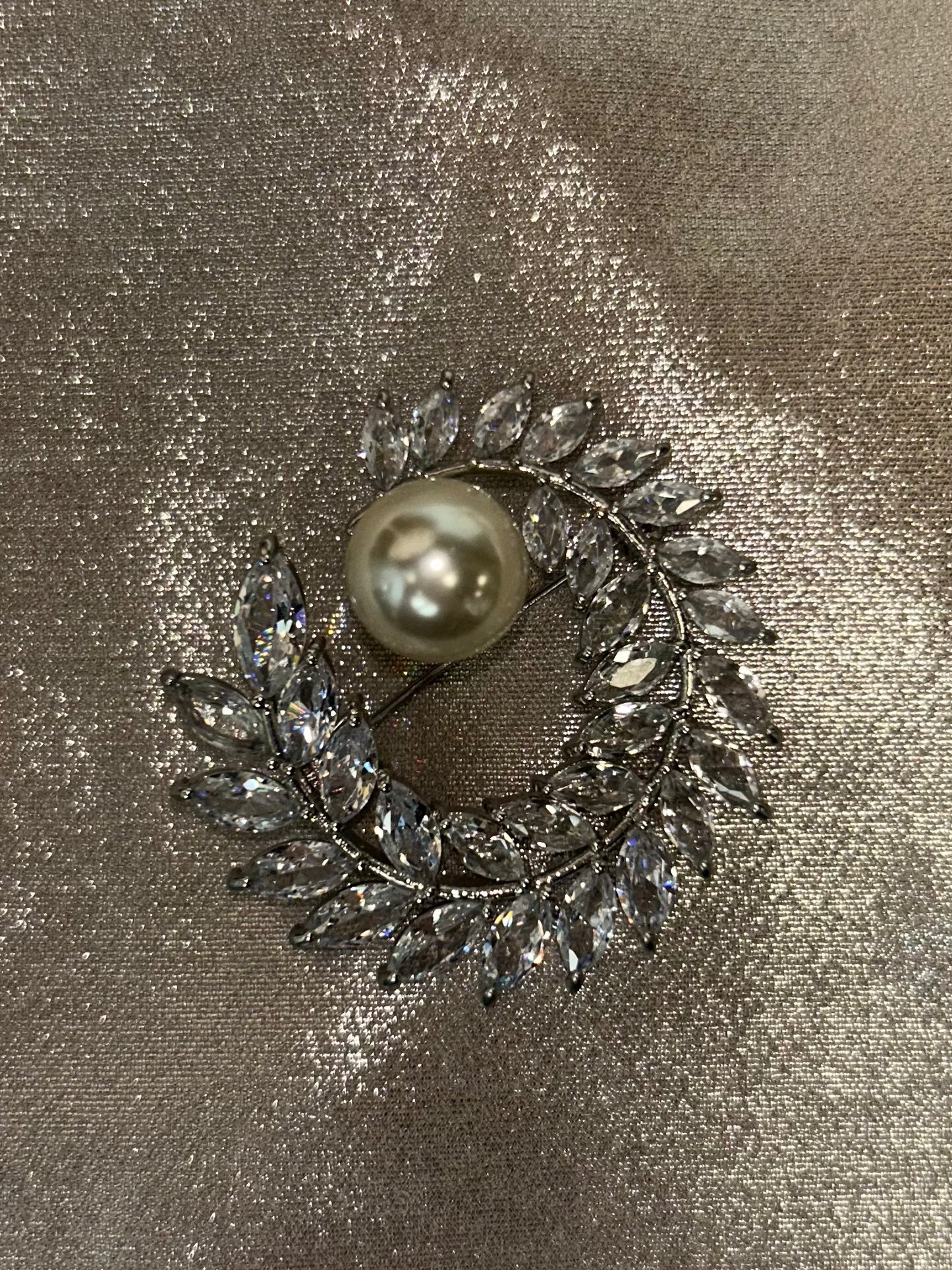 Pearl Wreath Broach